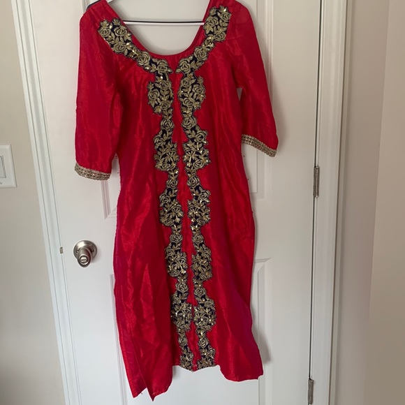 A red kurti with embroidery in the middle and on the sleeves - Picture 1 of 3